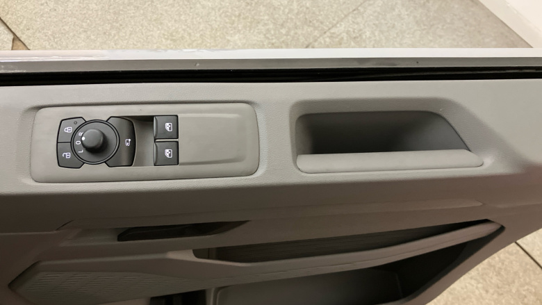 Volkswagen Transporter T32 Swb Electric 160kW 65kWh Commerce Pro Van Auto